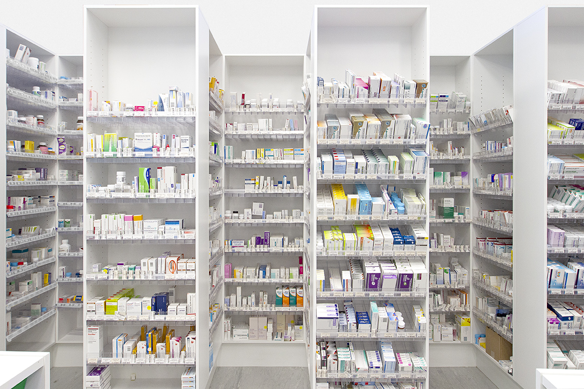 Pharmacy with smart shelf